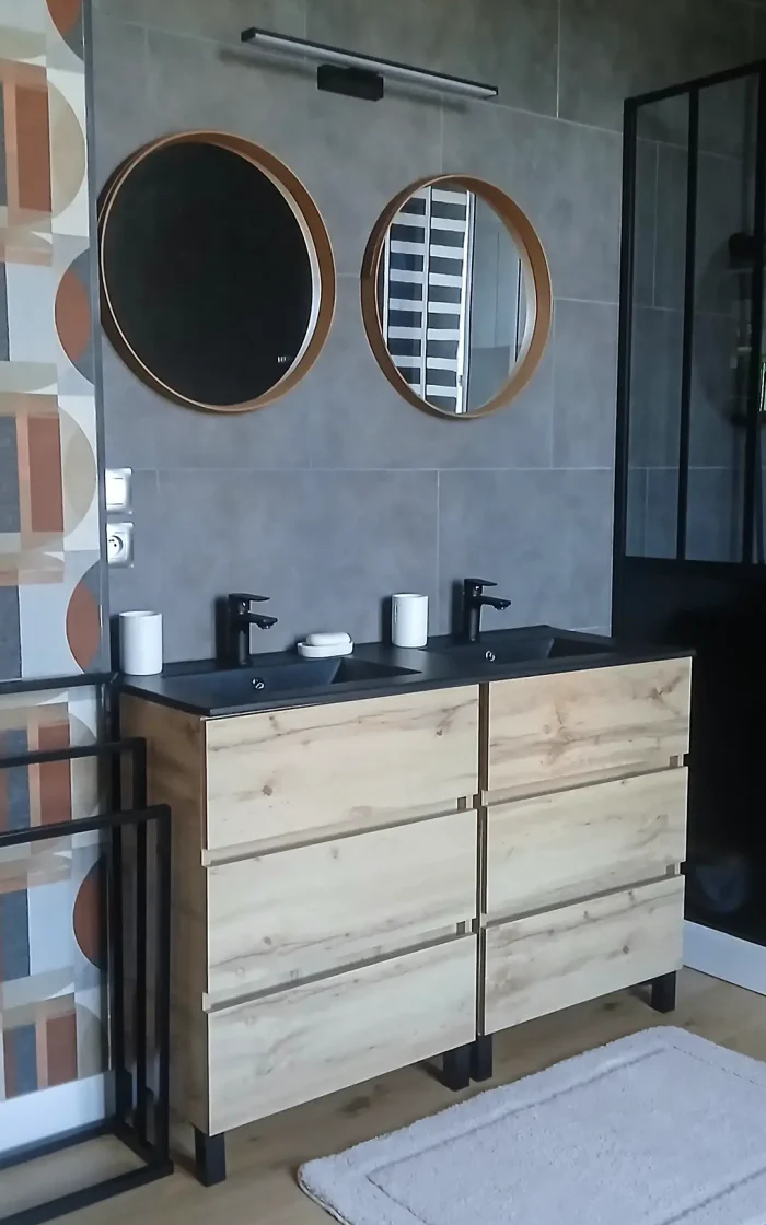 salle de bain commune double vasque baignoire maison hotes