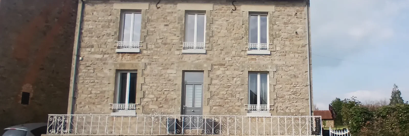 maison hotes les lapins bleus facade en pierre creuse